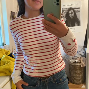 Randig långärmad tröja  - Röd vit randig massimo Dutti tröja som jag tyvärr inte använder. Frakten ingår inte i priset. Kan mötas i Stockholm södra.💕💕
