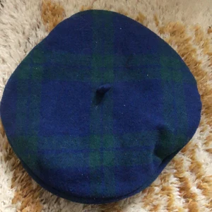 Basker  - En blå basker! Passar på mig! Har varken stort eller litet huvud! Supersöt(;