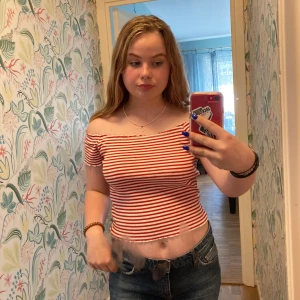 Gina tricot - Säljer dena super söta toppen, jätte söt färg och söta detaljer 