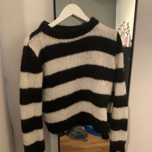 Randig stickad tröja från Chiquelle - Superfin stickad tröja från chiquelle i bra skick. Storlek är onesize och sitter bra på mig som när M-38. Nackdel att den är stickig.. Annars supersöt med högre krage. Köparen står för fraken💕