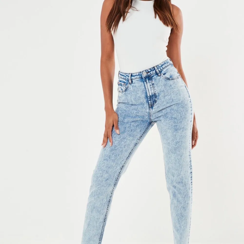Säljer dessa skitsnygga jeans ifrån Missguided. Det är långa på mig som är 180 men går att klippa! . Jeans & Byxor.