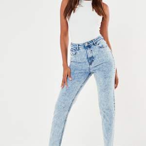 Säljer dessa skitsnygga jeans ifrån Missguided. Det är långa på mig som är 180 men går att klippa! 