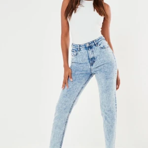 Jeans - Säljer dessa skitsnygga jeans ifrån Missguided. Det är långa på mig som är 180 men går att klippa! 