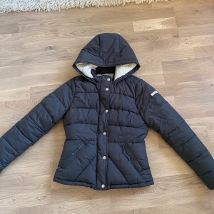 Hollister vinter jacka storlek M - Varm vinterjacka med mysig fordring i hela jackan. Köpt för ca 2-3 år sedan inte använd på ca 1 år. Ganska bra skick. Lite tajt i storleken.