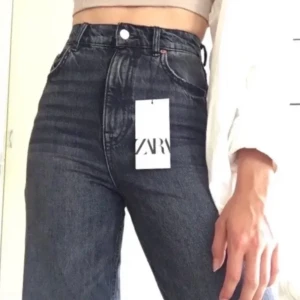 Jeans från Zara - Köpta från Plick för budet 660kr, men de var alldeles  för långa för mig då jag är 167, däremot är de raw cut så man kan klippa dem efter valfri längd. De är endast testade och säljer dem vidare då hon ej tog retur. I överlag mycket fin kvalite.