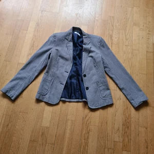 Randig Kavaj - Blåvit randig kavaj. Knappt använd. Köparen står för frakt. 