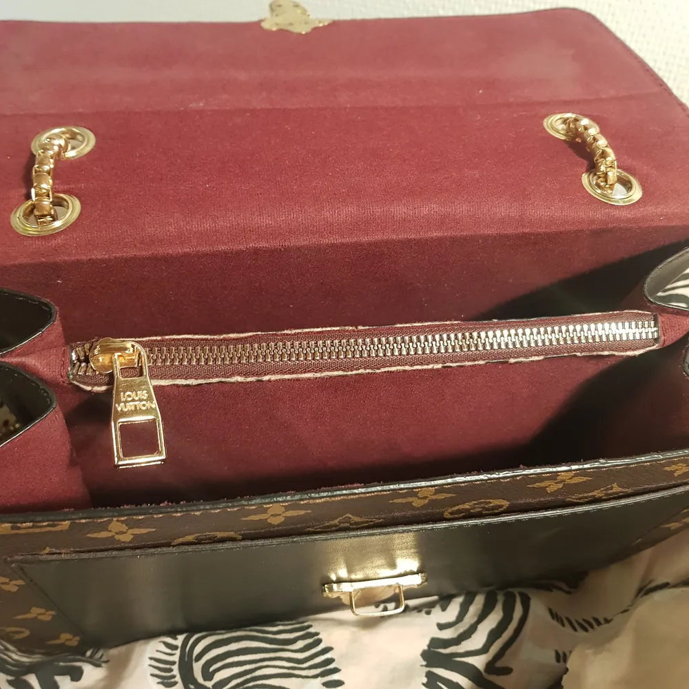 Louis Vuitton handväska, A+ kopia så den ser äkta ut. Liten anmärkning på låset men annars i bra skick. Pris kan diskuteras.. Väskor.