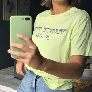 Overzised T-shirt från &Other stories - Jättefin oanvänd t-shirt med tryck från &Other stories😊