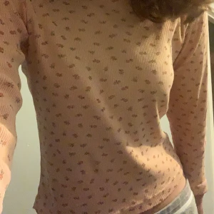 ✨ - Superfin ribbad långärmad tröja! Var svårt att få fram vilken slags rosa det är men färgen är som den är på sissta bilden💖jättefin nu till hösten💖kan mötas upp om ni bor i sthlm och inte vill betala extra för frakt😘