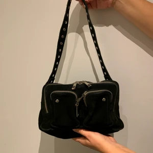Nunoo bag - Säljer min Nunoo bag i svart mocka som är köpt på deras egna hemsida (nunoo.dk). En rymlig väska som passar till allt. Mått: L:24cm x H:16cm x D:10cm. Kontakta mig för mer bilder och andra bud. Frakt: 59