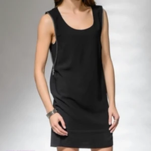 Replay klänning - Svart kort tråkat kkäning med dragkedjor på sidan. Säljer då den blivit för liten.