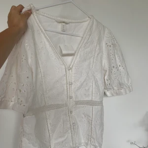 Jättefin topp från hm - Säljer denna skit snygga och vita toppen från hm, så fin till jeans till exempel🥺🤗✨ Säljer pga lite för stor för mig❤️. Aldrig använd. Säker för 100 plus frakt