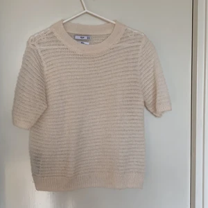 Mango stickad tröja (kortärmad) storlek: small men funkar även för medium  - Den är ENDAST använd 1 gång så är i extremt fint skick. Pris kan diskuteras 