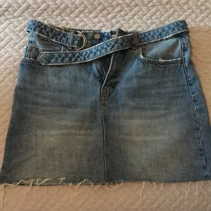 Jeanskjol från Zara i storlek S - Snygg och stylish jeanskjol med ett jeansbälte. Kjolen är från Zara i storlek S och är i fint skick och knappt använd. 