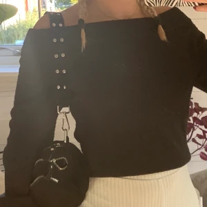 Stickad off shoulder tröja i storlek XS - Skönt material, lite nopprig i tyget men inget man tänker på❣️