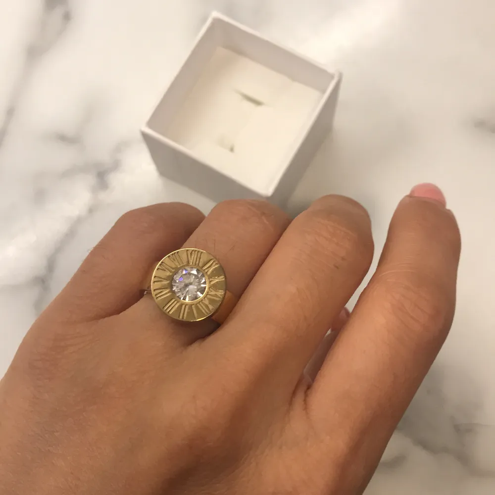 guld ring ifrån svenskt design märke med bytbar diamant NYPRIS: 400 ( slutsåld )aldrig använd + köparen står för frakt . Accessoarer.