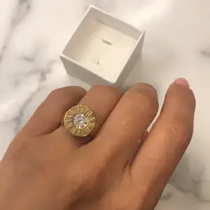 guld ring ifrån svenskt design märke med bytbar diamant NYPRIS: 400 ( slutsåld )aldrig använd + köparen står för frakt 