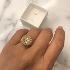 ring  - guld ring ifrån svenskt design märke med bytbar diamant NYPRIS: 400 ( slutsåld )aldrig använd + köparen står för frakt 
