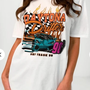 T-shirt - T-shirt i vintage stil från Missguided i storlek M. Helt oanvänd.