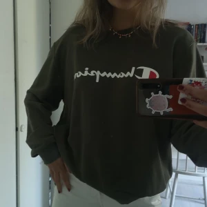 Champion sweatshirt - Naturgrön sweatshirt från champion, använd max 5 ggr av någon konstig anledning. Oversized men sitter snyggt! Pris + frakt! ❣️