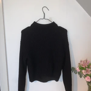 Stickad tröja  - En svart stickad tröja med polo krage och passar perfekt nu till hösten med till exempel en kjol som jag har eller ett par jeans!! Använd förra vintern men inte nu på de senaste månaderna! 