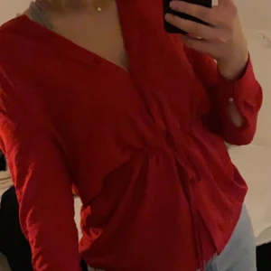 Röd blus/skjorta  - Röd skjorta från Gina tricot. Fint skick. Köpare står för frakt 