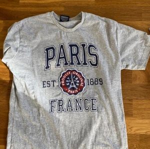 Paris T-shirt - Fick denna i present i Frankrike 🇫🇷 men den passar ej mig och har aldrig använt bara provat ! 