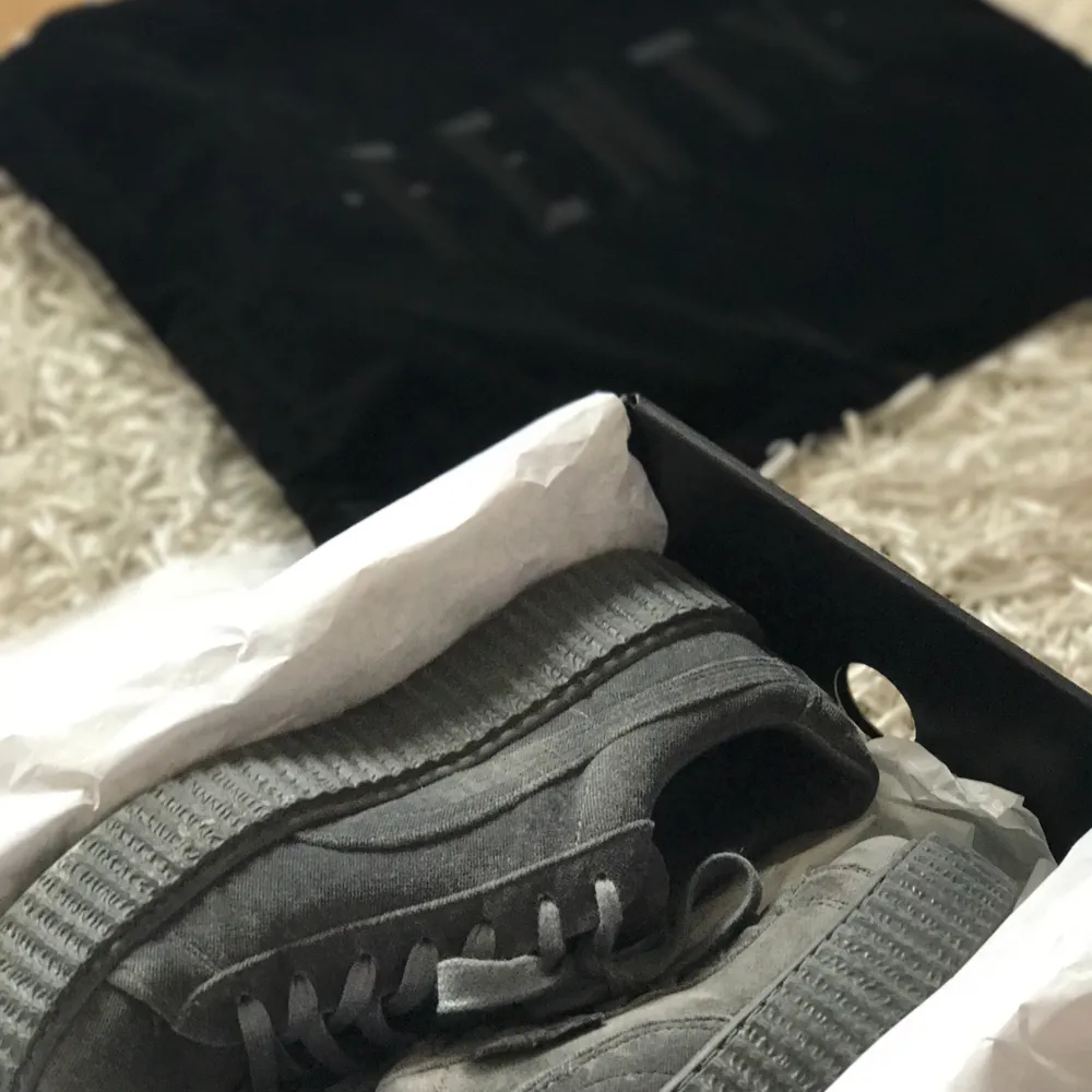 Säljer mina mörkgråa Puma X Fenty creepers velvet då de inte längre kommer till användning :( Super snygga och trendiga med platå. Priset kan diskuteras 😇 köparen står för frakten💕. Skor.