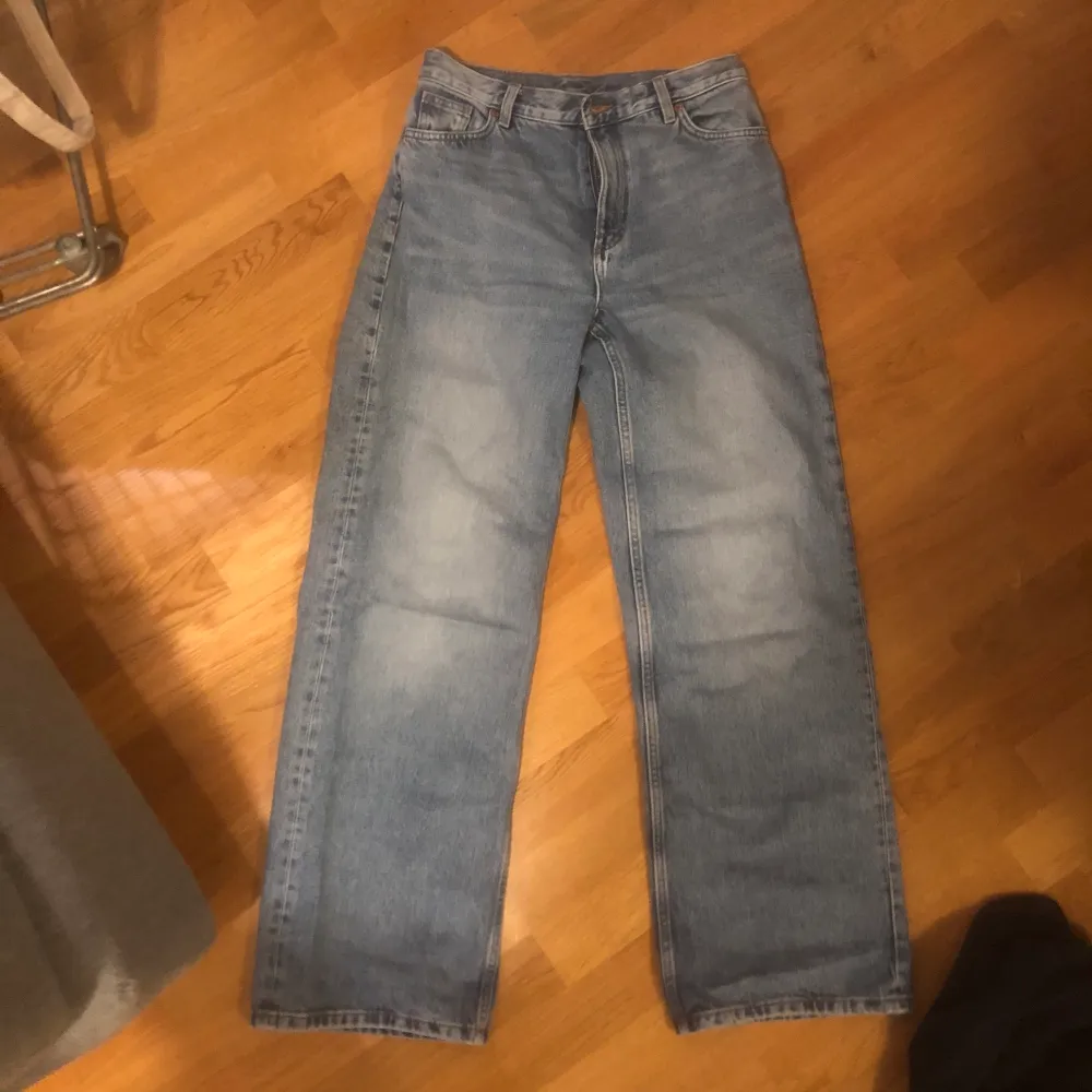 Snygga monki jeans i modellen Yoko. Älskar de men de är för små, är ungefär en M och jeansen är 26 i midjan. Passar nog en S!. Jeans & Byxor.