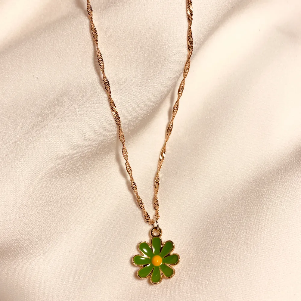 Halsband grön blomma💚 59:- &  frakt 15kr✨ Vill du  köpa? Kontakta mig⭐️Från min tillverkning (kolla in @en_smycken på instagram!) . Accessoarer.