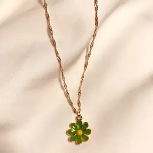 Halsband grön blomma💚 59:- &  frakt 15kr✨ Vill du  köpa? Kontakta mig⭐️Från min tillverkning (kolla in @en_smycken på instagram!) 
