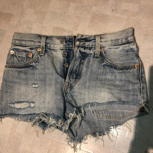 Levi’s shorts  - Jättesnygga Levi’s shorts 501 i ljusblå, säljer pga att dom är för små.