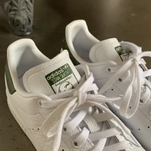 adidas stan smith sneakers - adidas stan smith sneakers i storlek 42. jättefina och o jättefint skick, använda 2 gånger. 