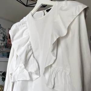 Zara volang blus - Jättefin volang blus/skjorta ifrån Zara som tyvärr är lite liten för mig. Storlek S. Använd några få gånger. Skickar gärna, frakt tillkommer ☺️☺️