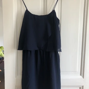 Mörkblå klänning - Klänning från Mango, strl L, 100% polyester