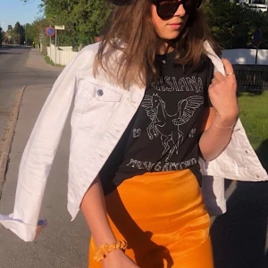 Jeansjacka vit  - Vit superfräsch jeansjacka! Storlek S! Knappt använd dvs bra skick. Kontakta för flera bilder☺️ köparen står för frakten:))