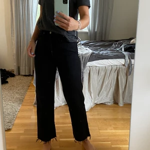 Levis jeans  - Super fina svarta avklippta jeans! 