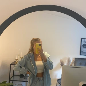 Jeansjacka - Skit cool jeansjacka från Levis, använd Max 2 gånger, köpt för ca 800 och säljer för 250kr + frakt! Storlek xs men lite oversized!