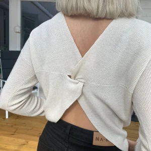 MANGO topp - Köpt på MANGO för ca 300kr, jättefin topp i skönt material. Säljer då den inte längre kommer till användning:/