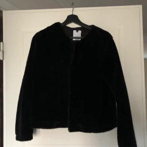 Svart mjuk fluffig jacka - En supermjuk lurvig jacka från MQ, storlek S. 500 kr + frakt