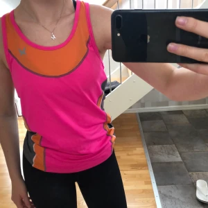 Kari Traa träningslinne - Träningslinne från Kari Traa i jättebra skick!! Matchande tights finns i annan annons. Frågor? Kontakta mig! 🥰 Köparen står för frakt