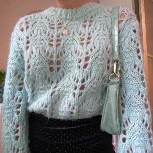 Stickad tröja - Så gullig stickad tröja, underbar färg!🦋 Fraktar eller möter upp i Karlstad🤍