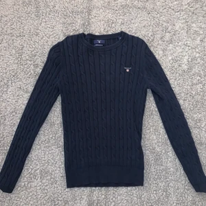 Gant tröja  - En stickad gant tröja i storlek XS, den är o bra skick och det är inget fel på den. Om det är otydligt på bilden så är den marinblå❤️ det är bara att skriva om det är några frågor☺️