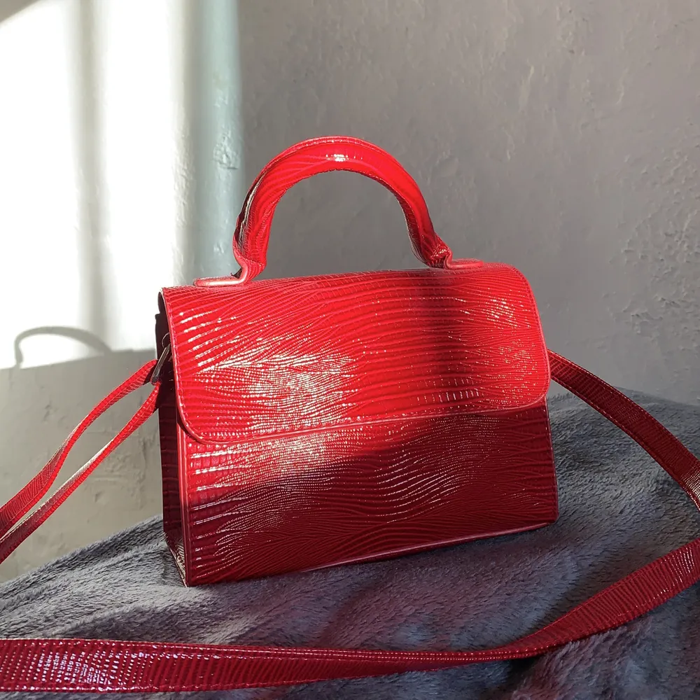 Säljer den här fina väskan i rött. Liten och enkel att bära runt på. Perfekt inför hösten 🍂🍁🍄💐🌾. Väskor.