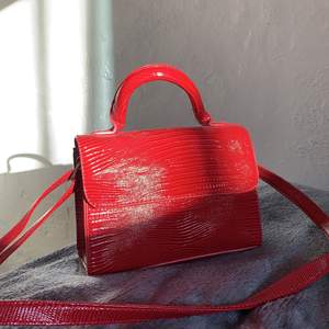 Säljer den här fina väskan i rött. Liten och enkel att bära runt på. Perfekt inför hösten 🍂🍁🍄💐🌾