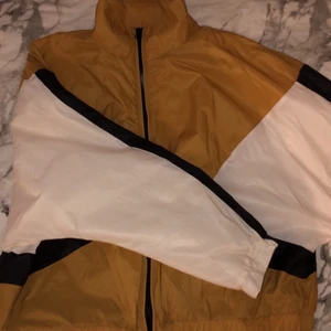 Vindjacka - Tunn jacka ifrån H&M. Använd 1 eller 2 gånger. Köpare står för frakt. Står ej för postens slarv, betalning sker via swish 🥰 Katt finns i hemmet! 🐱 Kolla gärna in mina andra annonser!