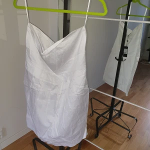 Klänning - Vit klänning utan axelband aldrig använt tag finns på