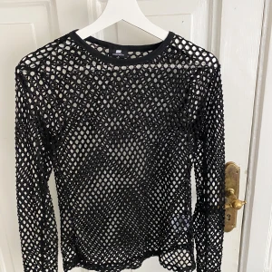 NÄTTRÖJA - Svart nättröja från Sweet sktbs. https://www.asos.com/weekday/weekday-nancy-faux-leather-shirt-in-black/prd/12969719