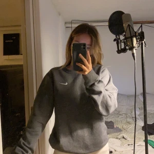 Nike sweatshirt - Säljer denna Nike tröja då den inte kommer till användning längre. Tröjan är i S men passar även en xs. Pris: 250 + frakt. Skriv bud i kommentarerna! Ledande 300