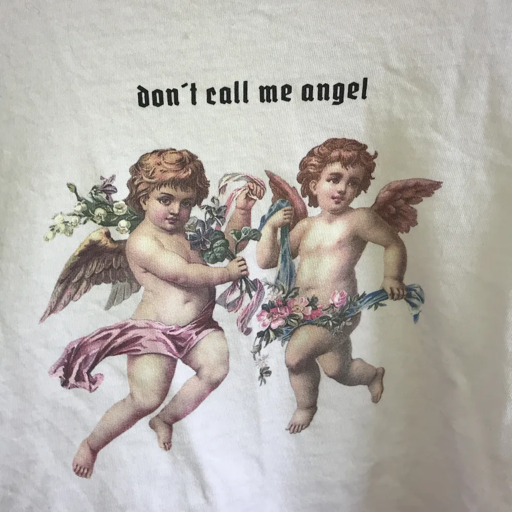 Vit croppad ängel tröja som tyvärr inte kommer till användning :( Har 2 änglar på sig och har också texten ”Don’t call me angel” . T-shirts.